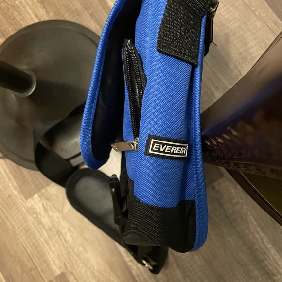 Everest Cross Body Canvas Bag - Picture 11 of 12